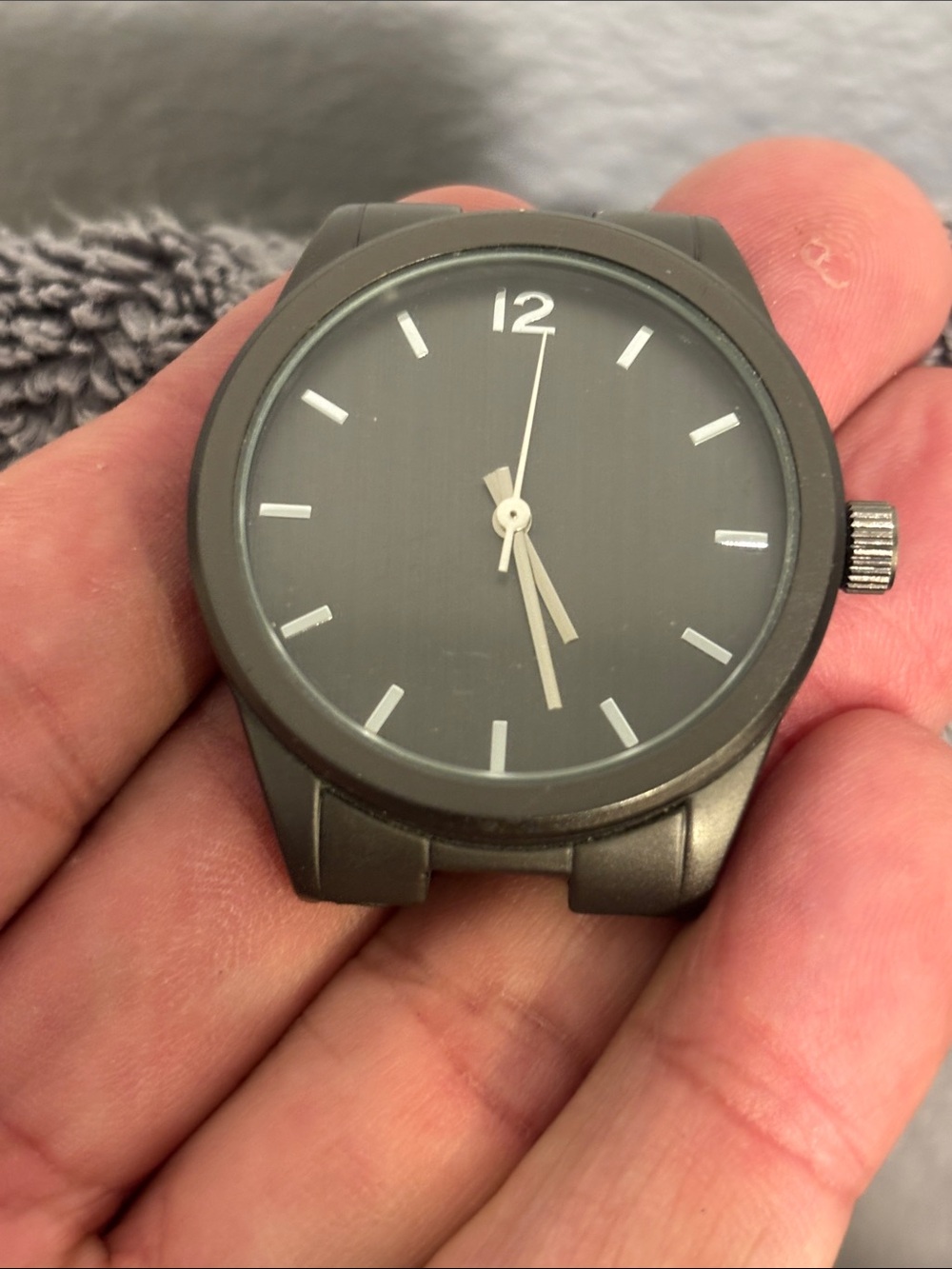 Men’s Gray Minimal Dial Watch Head — Classic Casual Design hands are loose